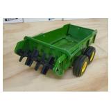 Ertl John Deere Manure Spreader 1:16 Scale Replica