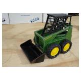 Ertl John Deere Skid Steer Loader 1:16 Scale Replica