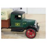 Ertl John Deere 1931 Hawkeye Crate Delivery Truck Bank 1:34 Scale Replica