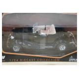 Motor Max 1932 Ford Convertible 1:24 Scale Replica