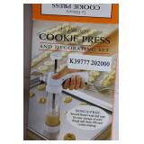 La Patisserie Cookie Press and Decorating Set