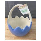 Brand New 16 Plastic Flower Plates, 4 Plastic Carrot Plates and 1 Easter Cracked Egg Ceramic Basket *N