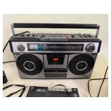 Large Lot of Vintage Radios - Works!