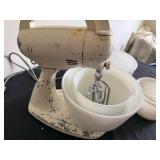 Hamilton Beach Stand/Hand Mixer with Original Bowls Plus 2 Extra Mixing Bowls