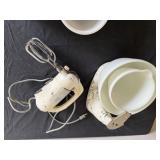 Hamilton Beach Stand/Hand Mixer with Original Bowls Plus 2 Extra Mixing Bowls