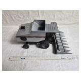 1:16 Scale Gleaner R62 Combine Harvester Model