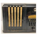 1938 Montgomery Wards Bakelite Airline Miracle Tube Radio (Turns On And Hums)