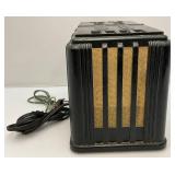 1938 Montgomery Wards Bakelite Airline Miracle Tube Radio (Turns On And Hums)