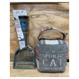 Deluxe Kitty Litter Scooper and "A spoiled cat lives here" Decoration