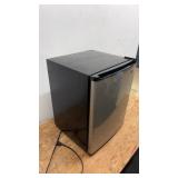 Sanyo SR-2570M Mini Fridge with Freezer Compartment