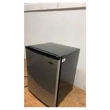 Sanyo SR-2570M Mini Fridge with Freezer Compartment