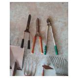 Hoes, Pitchforks, Shovel & Trimmers
