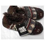 Mukluks Slippers size M...