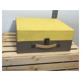 Vintage Lionel spear tone, portable electric record player photograph model 44000 style 604