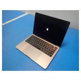 Apple MacBookPro15,2 A1989 MR9Q2LL/A BTO // INTEL CORE I7-8559U 2.6 Ghz // 16GB LPDDR3 SDRAM // 251GB SSD // 13.3" screen with 2560 x 1600 HD Resolution // Includes power adapter and IOS // Minor keym