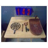 Sight from gun mount in leather case approx. 5. As shown.