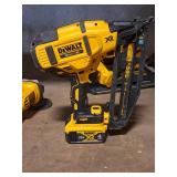 DeWalt® 20V Cordless 16 Gauge Finish Nailer DCN660 with DeWalt 20V 4Ah Lithium Ion Battery