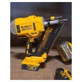 DeWalt® 20V Cordless Paper-Tape Framing Nailer | 30-34 degree | 2" to 3-1/2" x .113 to .131" DCN692 with DeWalt 20V 5Ah Lithium Ion Battery