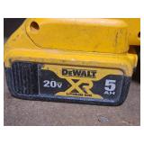 DeWalt® 20V Cordless Paper-Tape Framing Nailer | 30-34 degree | 2" to 3-1/2" x .113 to .131" DCN692 with DeWalt 20V 5Ah Lithium Ion Battery