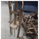 TANGLED TOTE OF TRAPS