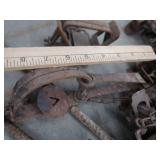 TANGLED TOTE OF TRAPS