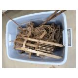 TANGLED TOTE OF TRAPS