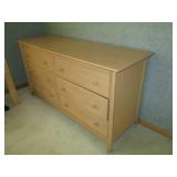 Light tone wood 6-drawer dresser ap...