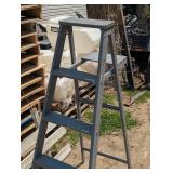 5 Foot Wooden Step Ladder