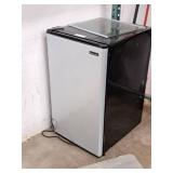 Master Chef 52.7-lbs Mini Refrigerator HMR440SE