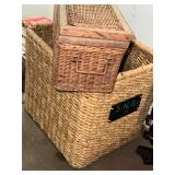 Set of 2 Wicker Baskets with Wooden Lids