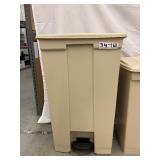 Set of 4 Rubbermaid Commercial Step-On Bins – Mixed Sizes! Rugged, Hands-Free Waste Cans with Soft-Close Lids & Tough Plastic Construction – Ideal for Clinics, Kitchens, or Busy Workspaces!