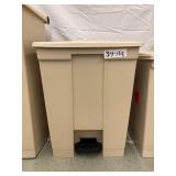 Set of 4 Rubbermaid Commercial Step-On Bins – Mixed Sizes! Rugged, Hands-Free Waste Cans with Soft-Close Lids & Tough Plastic Construction – Ideal for Clinics, Kitchens, or Busy Workspaces!