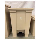 Set of 4 Rubbermaid Commercial Step-On Bins – Mixed Sizes! Rugged, Hands-Free Waste Cans with Soft-Close Lids & Tough Plastic Construction – Ideal for Clinics, Kitchens, or Busy Workspaces!