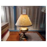 3 Vintage Hurricane oil lamps, Colonial style