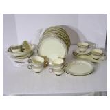 Taylor Smith dishes 32 pieces  (rac...