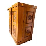 Absolutely Stunning Vintage Bar Cabinet (Mini Bar)