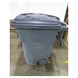 96 Gallon Toter Trash Container - Cracked Lid