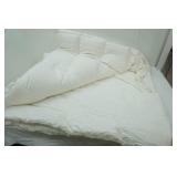 Down Comforter. Approx 8