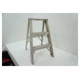 Step Ladder. 28"