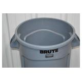 Brute Garbage Can On Wheels With Valve
