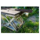 Globe International 1000 lb Electric/Hydraulic Scissors Lift Table