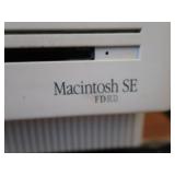 VINTAGE MACINTOSH SE COMPUTER