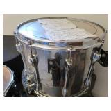 2 SNARE DRUMS WITH CASES