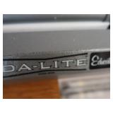 DA-LITE EDUCATOR SCREEN BUILT IN TRIPOD