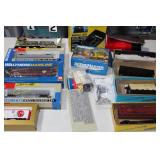 10 pc HO Rolling Stock with Railpower 1370 Powerpack Walthers, Athearn Load Excavator & Display Cases