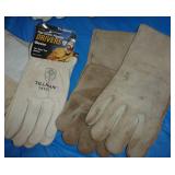 NINE pair of mens gloves most are XL (3 are used)