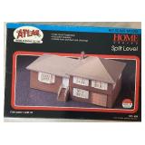 Atlas Model Railroad Co. Bundle - 4 HO Ready To Run Rolling Stock and HO Model Split Level Home
