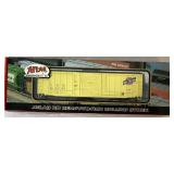 Atlas Model Railroad Co. Bundle - 4 HO Ready To Run Rolling Stock and HO Model Split Level Home
