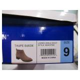 NEW White Mountain Ladies Ankle Boots Size 9 Taupe Suede