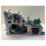 LEGO Minecraft 21137 The Mountain Cave Building Set